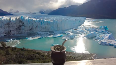 Yerba-Mate-Coronada-Por-Un-Río-Turquesa,-Un-Glaciar,-Una-Montaña-Imponente-Y-Un-Cielo-Majestuoso,-Argentina