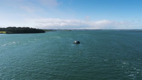 Strangford-Lough-Strömungen-Und-Gezeiten-Blauer-Himmel-Grünes-Meer