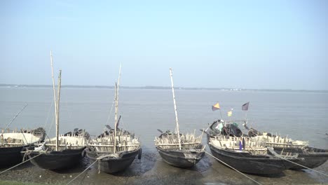 Diversidad-De-Medios-De-Vida-De-La-Gente-En-La-Cuenca-Del-Río-Ganges.-La-Mayoría-De-La-Gente-Vive-Aquí-Vendiendo-Pescado-Del-Río.