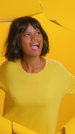 el fondo amarillo brillante mejora el momento expresivo de creatividad y reflexión