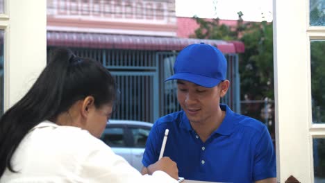 persona de entrega y cliente