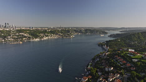 estambul turquía antena v59 drone sobrevuela el barrio de çengelköy capturando el hermoso estrecho natural del bósforo dividiendo la ciudad en el lado europeo y asiático - rodada con cine mavic 3 - julio de 2022