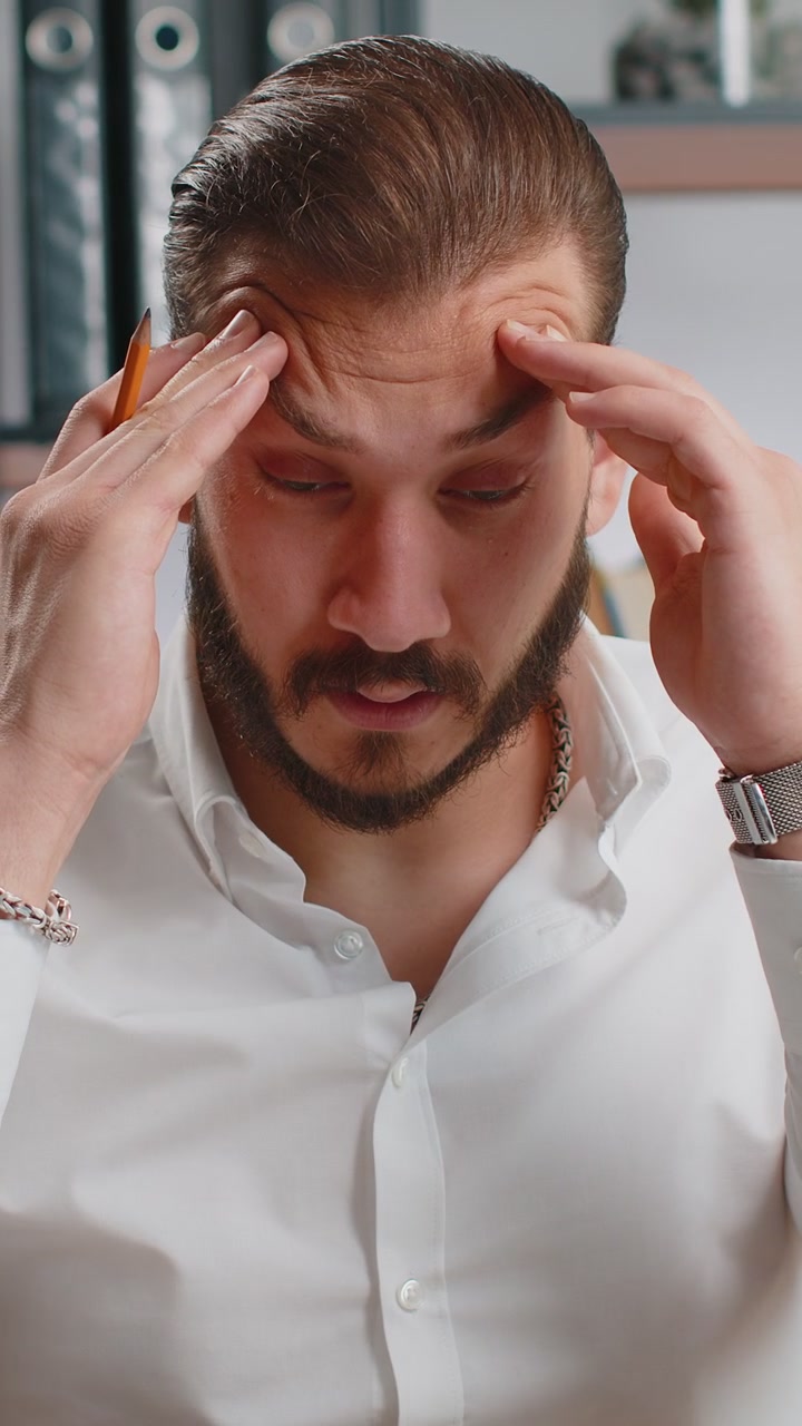 Uomo d'affari libanese stanco che soffre di mal di testa problema di tensione emicrania stress in ufficio a casa