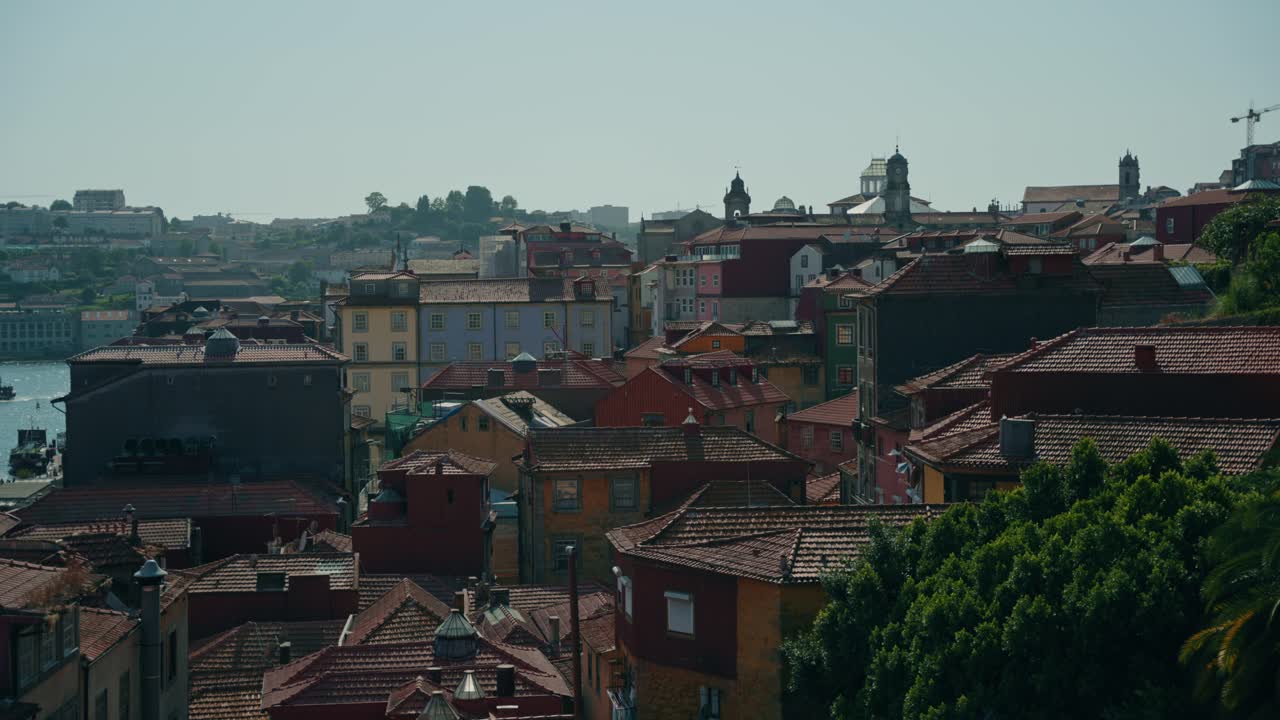 Tetti colorati di Porto e torri di chiese che si affacciano sul fiume Douro