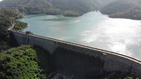 Toma-Aérea-De-Drones-De-La-Presa-Del-Embalse-De-Tai-Tam-Tuk-En-Un-Día-Soleado