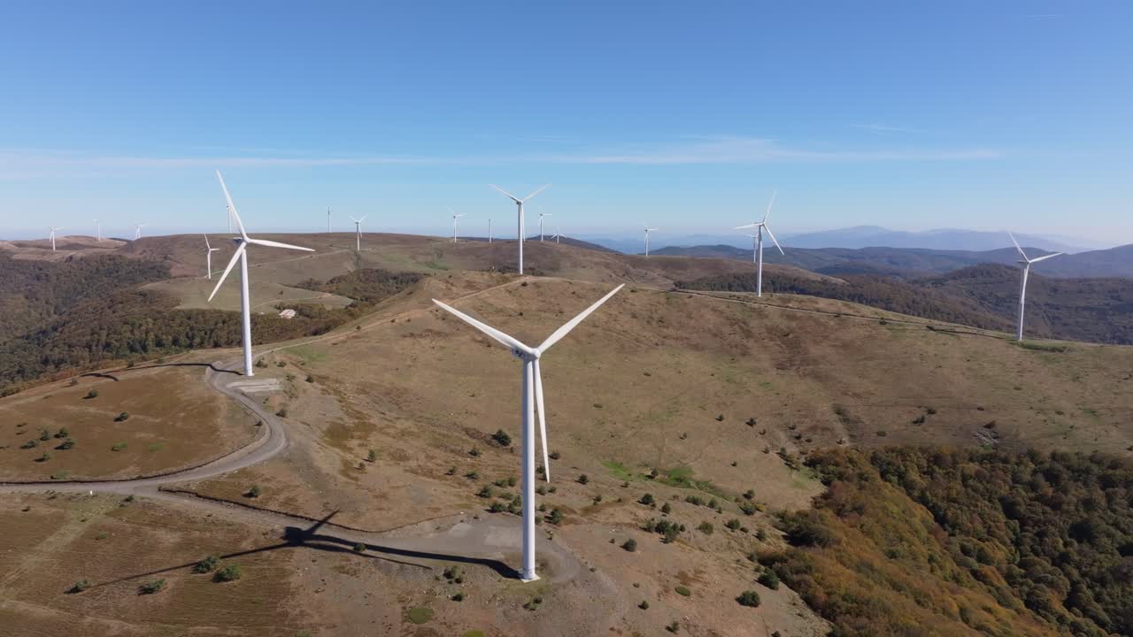 Pale eoliche si estendono su colline ondulate, Bulgaria