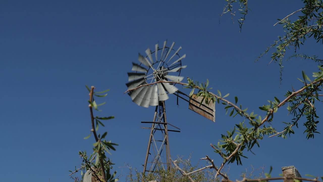 남아프리카 공화국의 카루 농장에서 작동하는 오래된 윈드 펌프