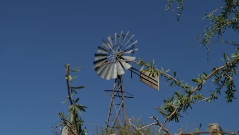 vieja bomba de viento girando en la granja karoo en sudáfrica