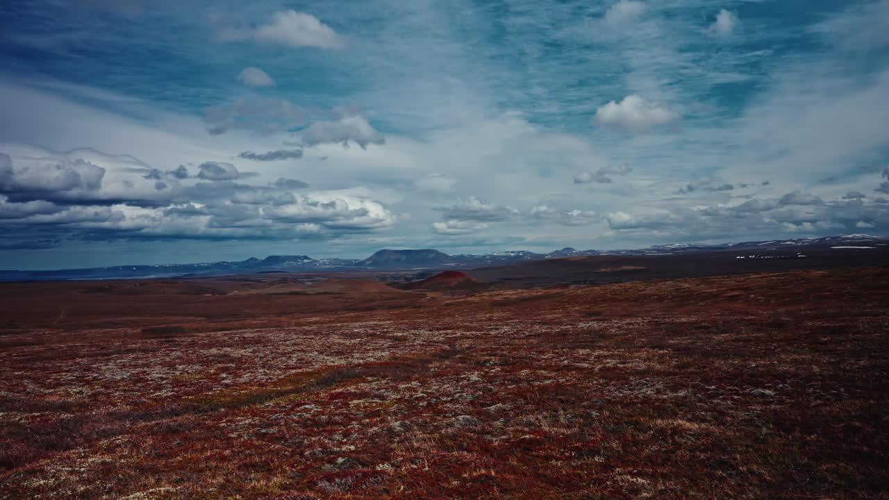 explorando el paisaje volcánico salvaje de islandia