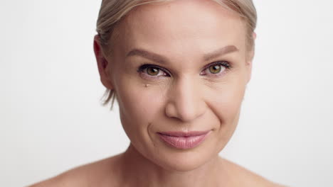 retrato en primer plano de una mujer sonriente