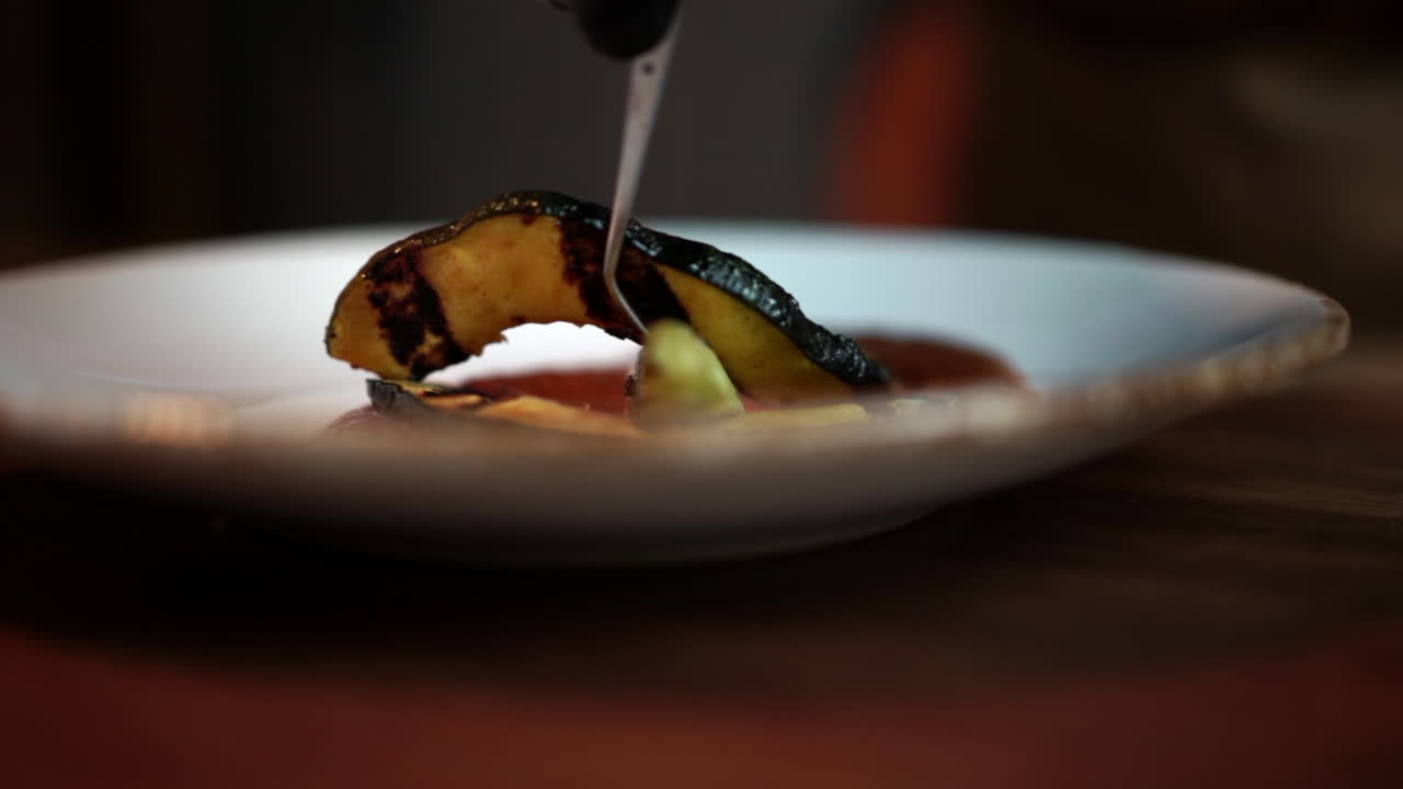chef preparando plato italiano con salsa de tomate y verduras campo de poca profundidad
