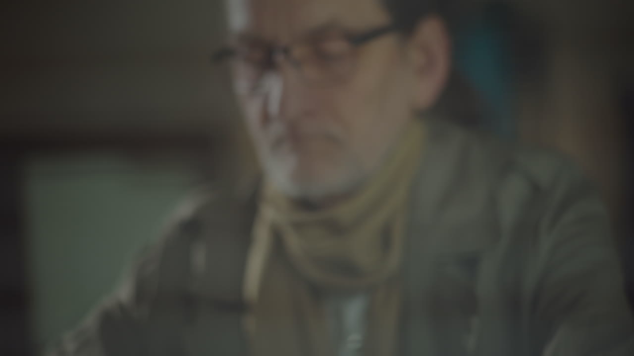 스파이는 신중한 녹음을 듣습니다.