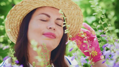 mujer disfrutando de las flores en un jardín