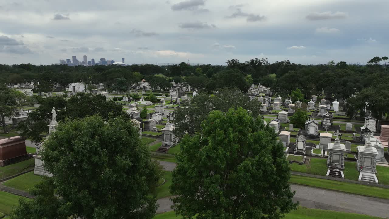 공동묘지와 뉴올리언스 시를 배경으로 조감도