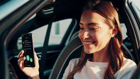 mujer usando un teléfono inteligente en un coche