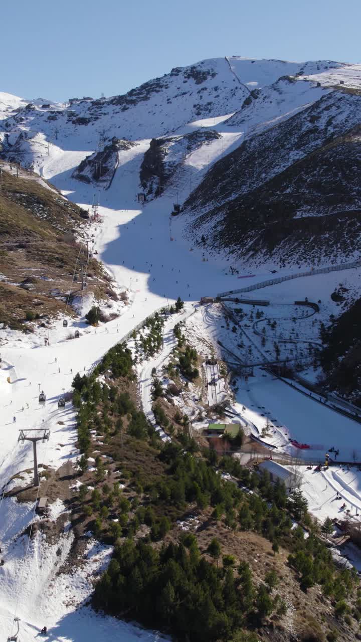 Kayakçılar ve Snowboard'cularla Dolu Hareketli Bir Kayak Merkezinin Hava Manzarası