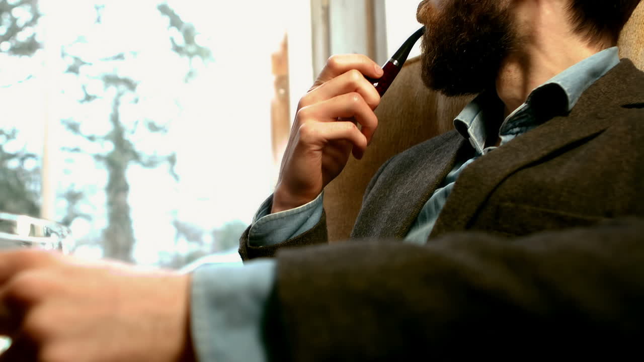 파이프를 피우는 스터 남자