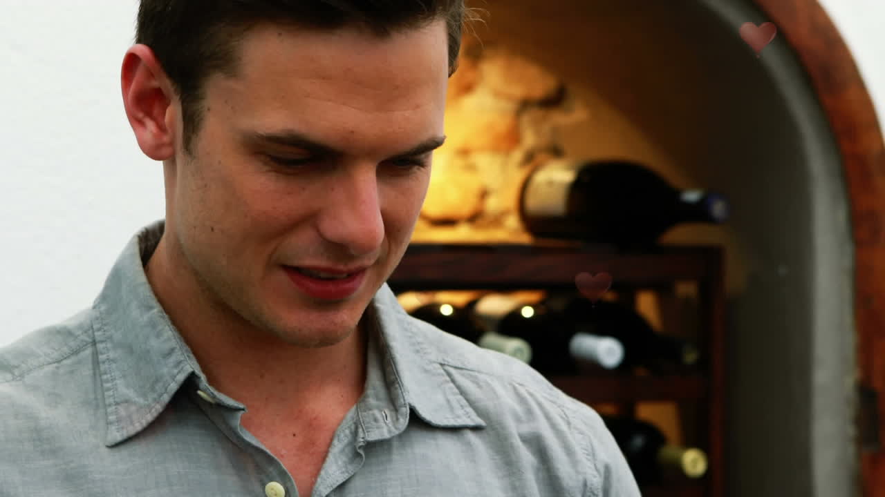 animación de los iconos del corazón de las redes sociales sobre el hombre de negocios que usa la tableta