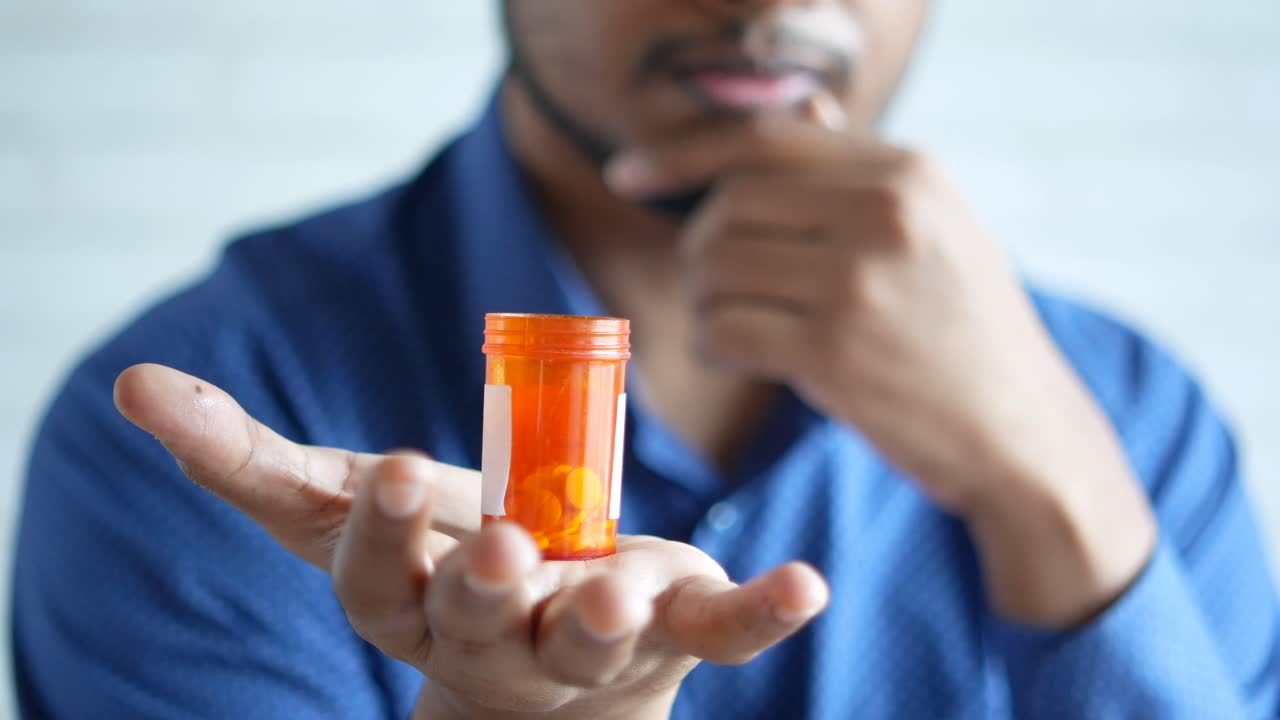 처방약 병 을 들고 있는 남자