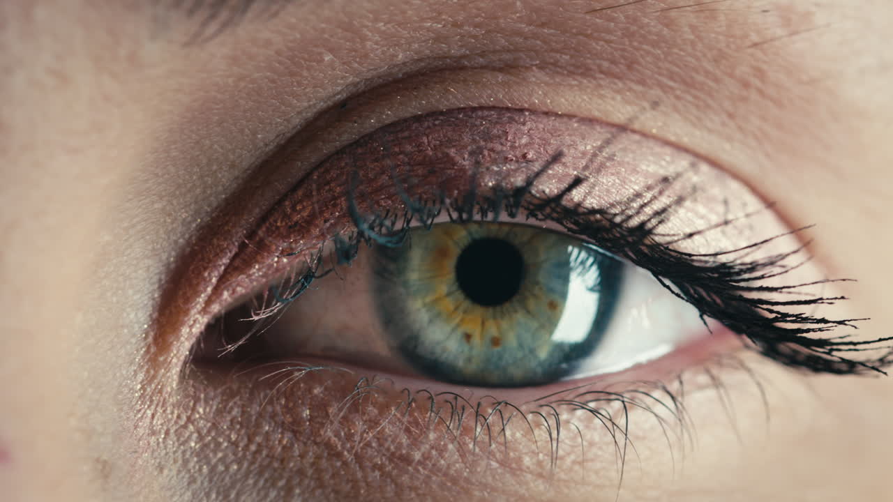 el ojo azul de una chica caucásica