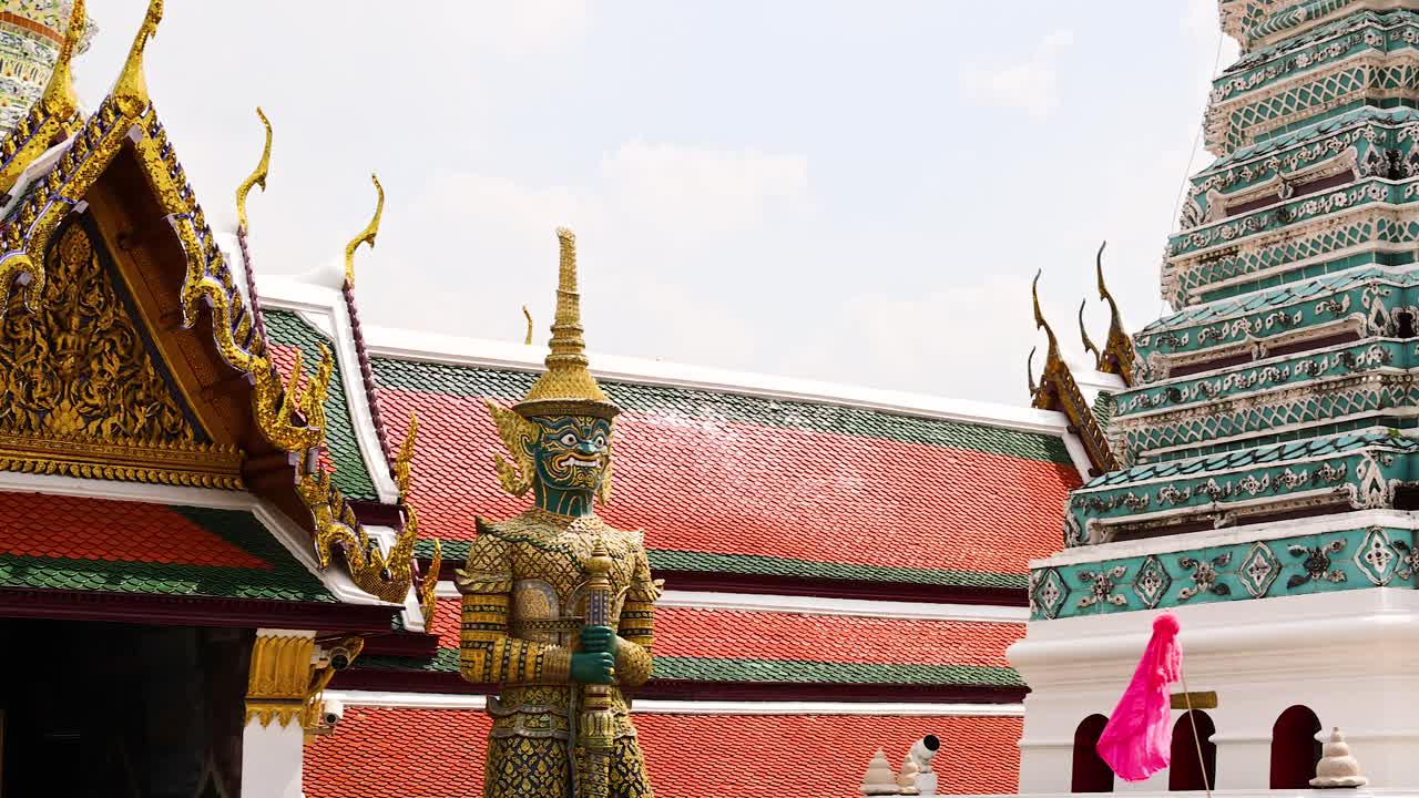 복잡한 세부 사항과 동상으로 된 사원 건축