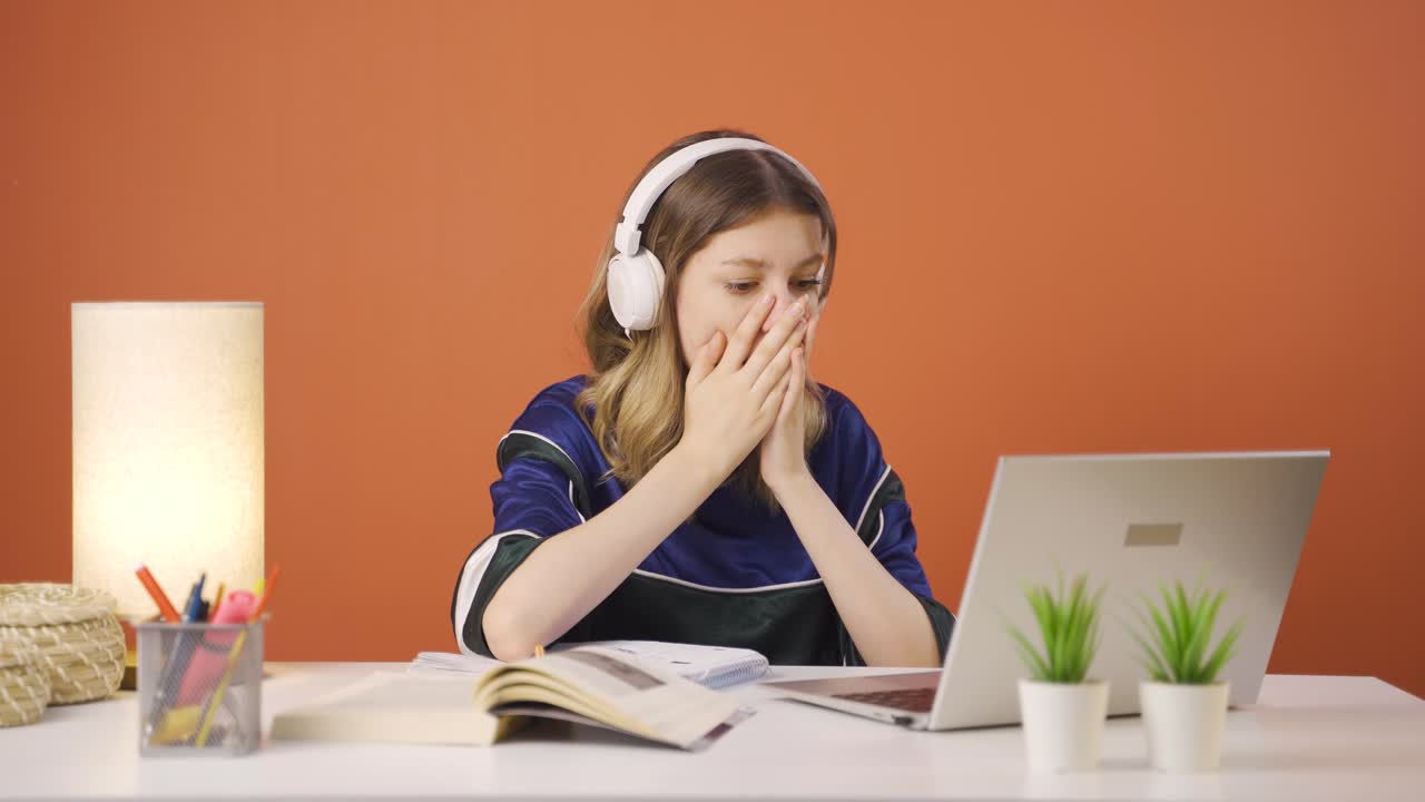 mujer joven mirando la computadora portátil con asombro.