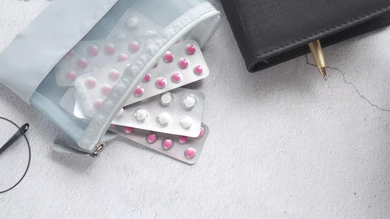 일일 약물 정리기, 노트북과 펜