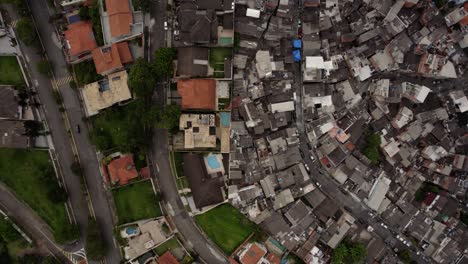 Vista-Aérea-De-La-Creciente-Desigualdad,-Brecha-Entre-Ricos-Y-Pobres---Ojo-De-Pájaro,-Disparo-De-Drones