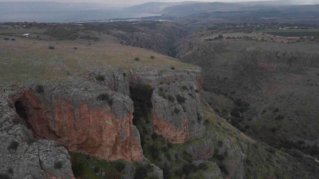 절벽 벽, 이스라엘, nahal amud에 동굴을 드러내는 계곡에서 상승하는 공중 드론보기