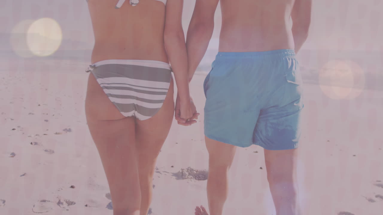 Animação de reflexos de lente e vista traseira de casal caucasiano de mãos dadas caminhando na praia