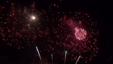 hermosa exhibición de trabajo de fuego colorido por la noche para la celebración en el festival