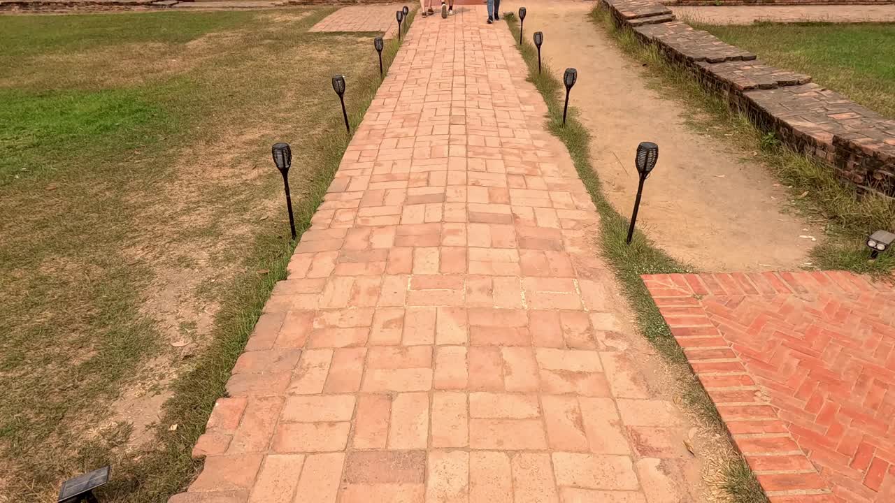 Turister utforsker en eldgammel tempelsti i Ayutthaya