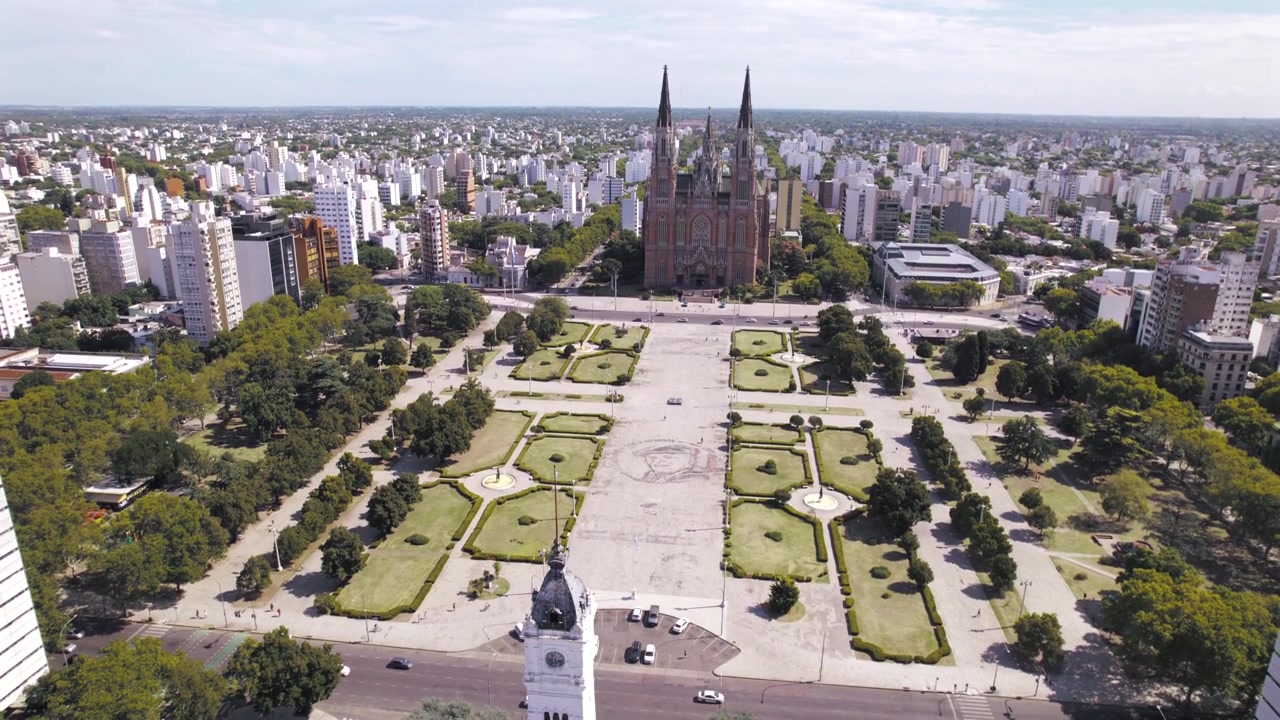 Vista aérea con dron 4K de Plaza Moreno en La Plata, Buenos Aires, Argentina. Histórica plaza central rodeada por la Catedral, edificios gubernamentales, espacios verdes y el corazón urbano de la ciudad