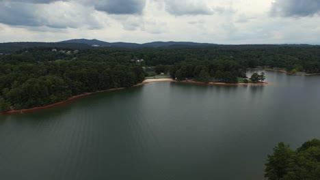 Vista-Aérea-Del-Lago-Lanier-Cerca-Del-Parque-Estatal-Baldridge-En-Cumming,-Georgia