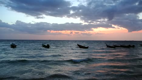 Serenos-Barcos-De-Pesca-Flotando-En-El-Mar-Bañados-Por-Una-Colorida-Puesta-De-Sol