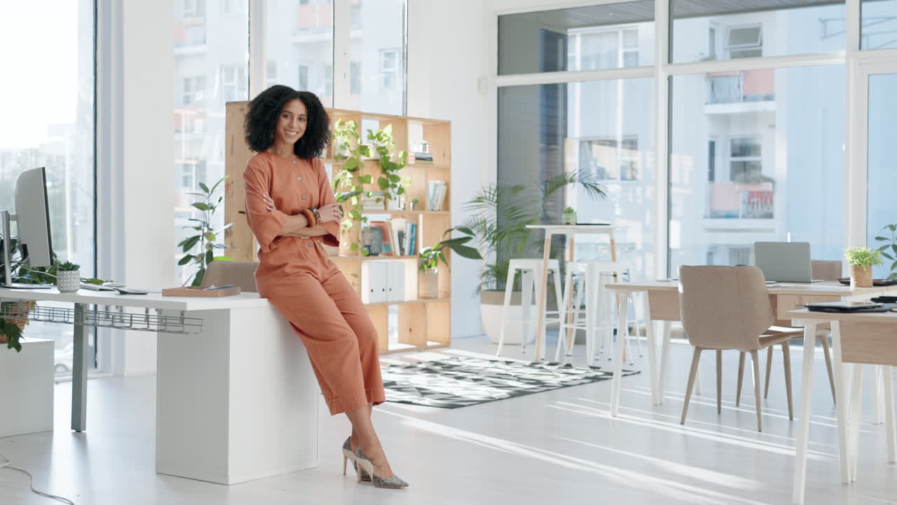 행복한 여성, 얼굴과 팔을  ⁇ 은 디자이너