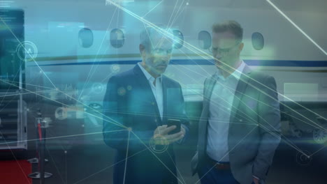 animación del procesamiento de datos sobre empresarios caucásicos que usan teléfonos inteligentes
