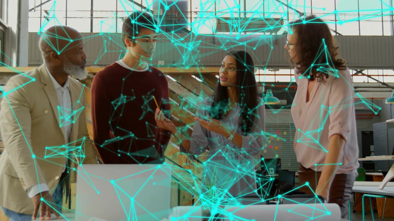 Vertikales Video: Führungskraft zeigt mit Stift auf Laptop, fördert die Abstimmung des Tech-Teams, Hologramm über der Gruppe