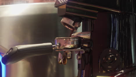 la joven está haciendo café por la mañana, en la cafetería.