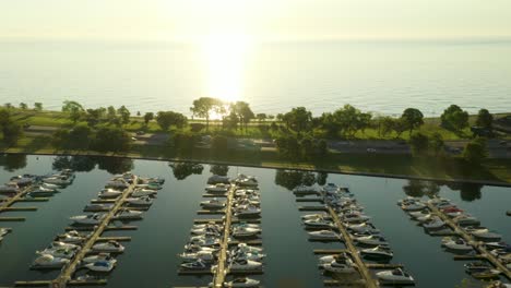 Puerto-De-Barcos-Con-Un-Hermoso-Amanecer-En-El-Fondo