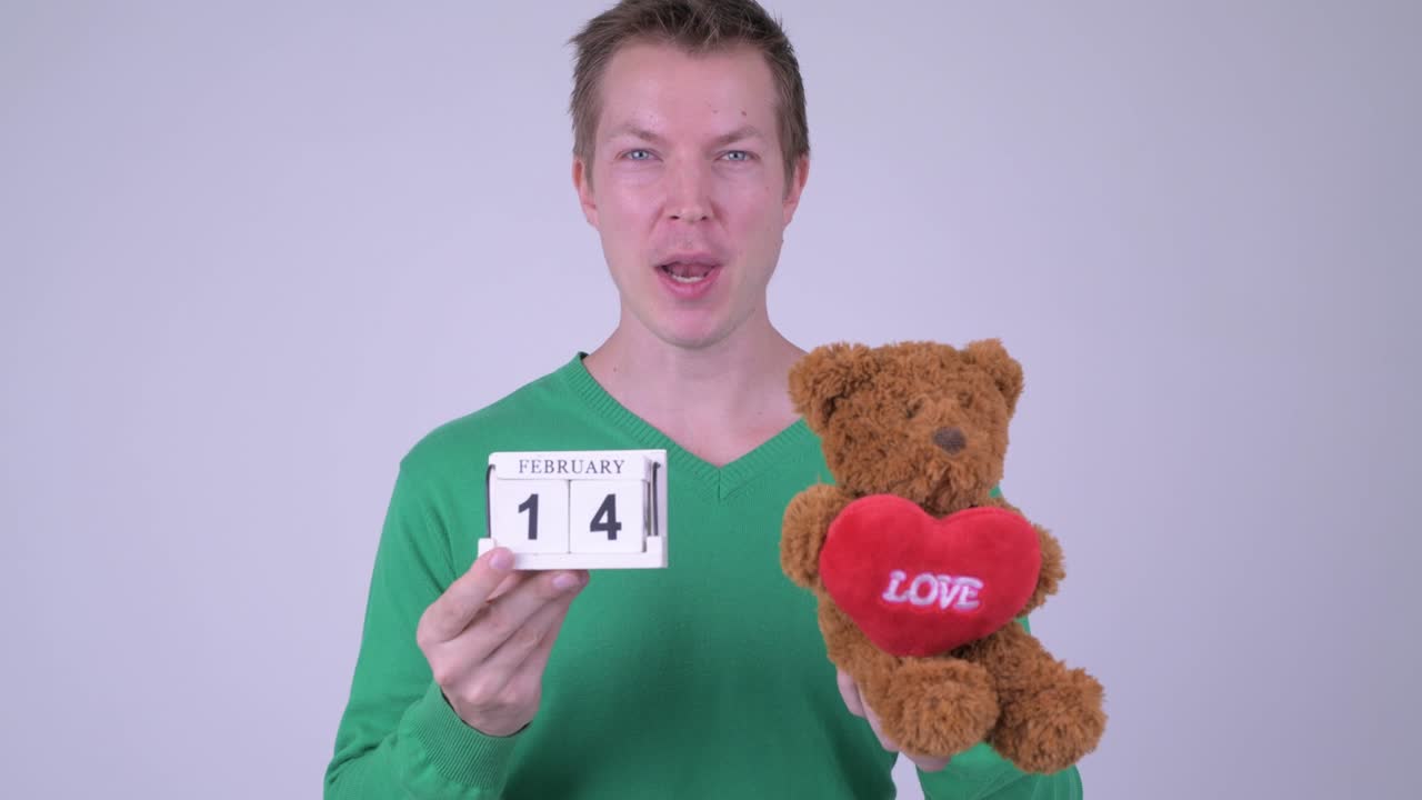 молодой симпатичный мужчина готов к дню святого валентина