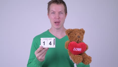 joven apuesto listo para el día de san valentín