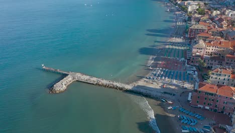 Tiro-De-Dron-Giratorio-De-La-Ciudad-De-Laigueglia,-Liguria-Durante-La-Puesta-De-Sol