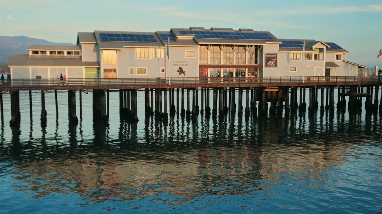 Riflesso del molo di Santa Barbara sull'Oceano Pacifico, Santa Barbara, California, Stati Uniti d'America - 12 giugno 2023