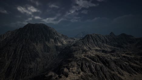 Nubes-Oscuras-De-Tormenta-Sobre-El-Valle-Volcánico