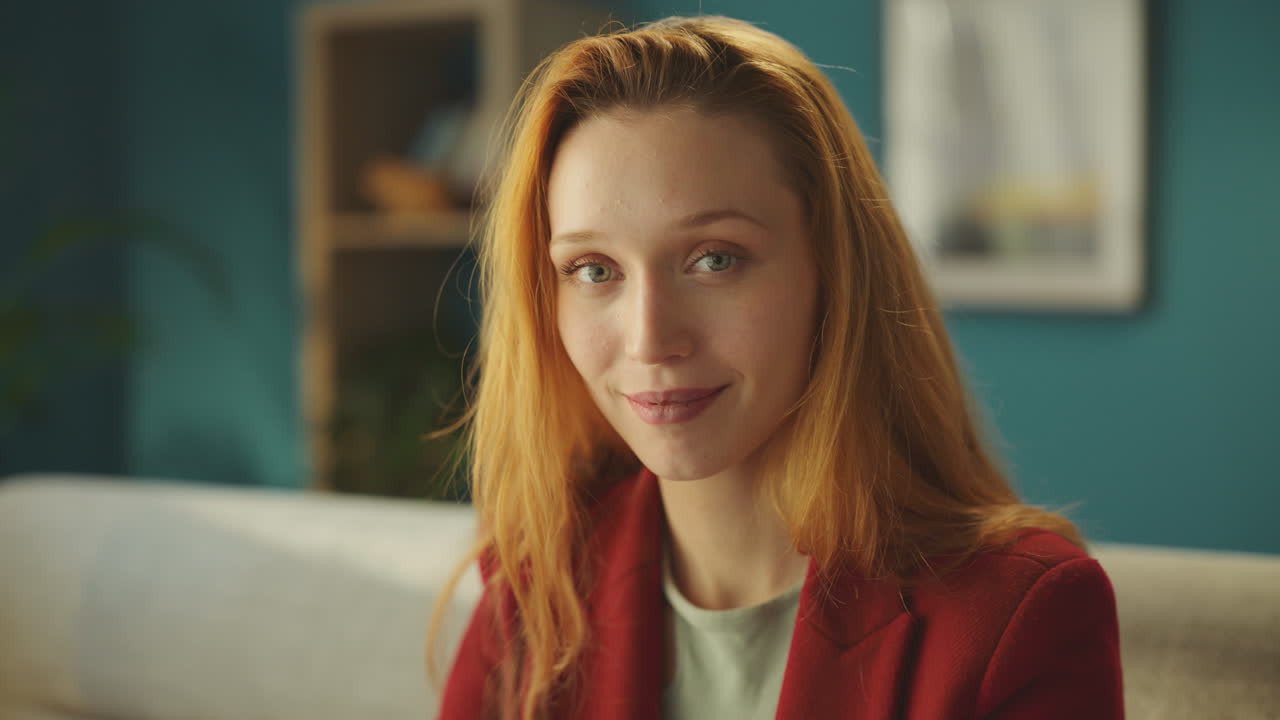 소파에 앉아 미소 짓는 아름다운 소녀