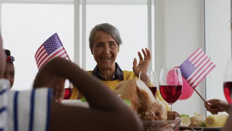 familia multigeneracional que tiene una comida de celebración