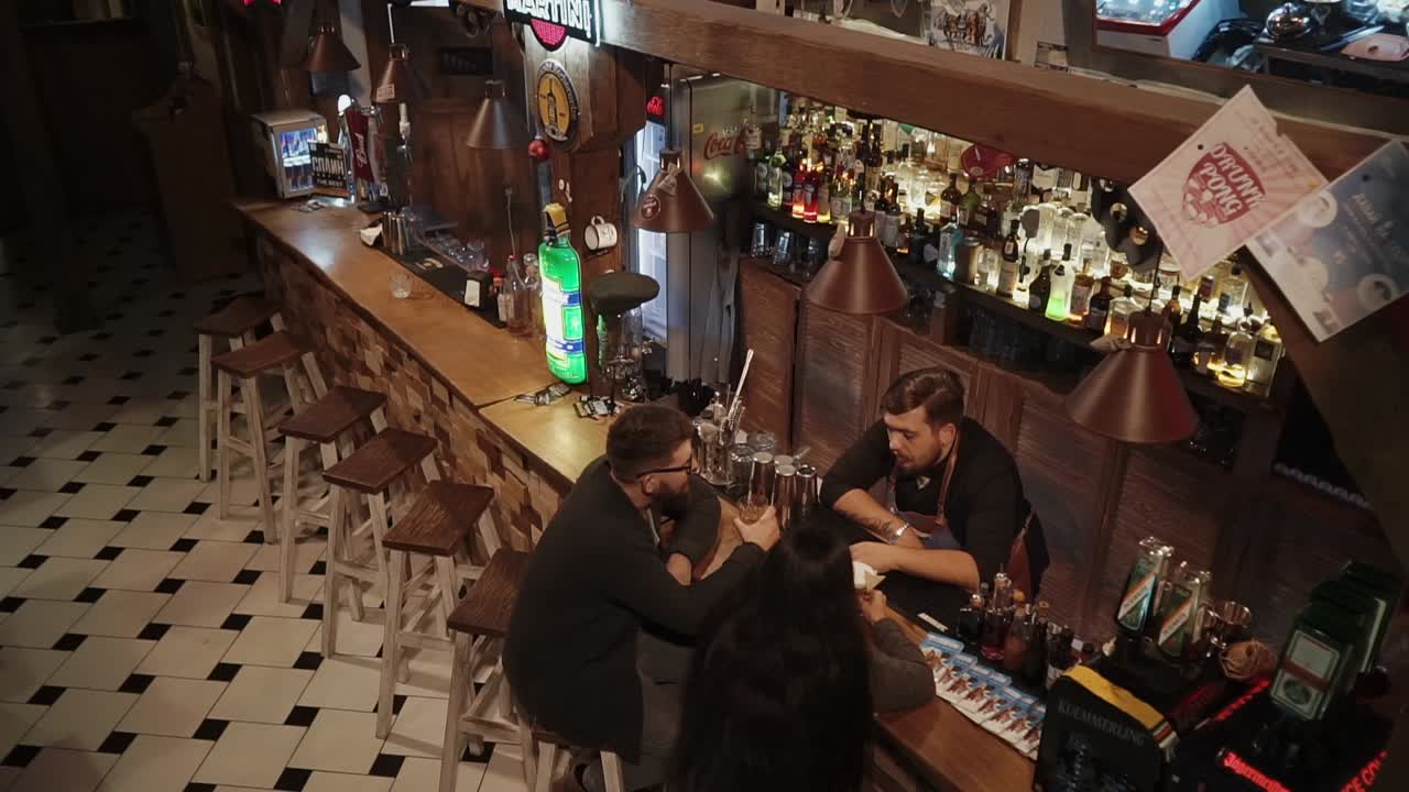 바쁜 술집 장면