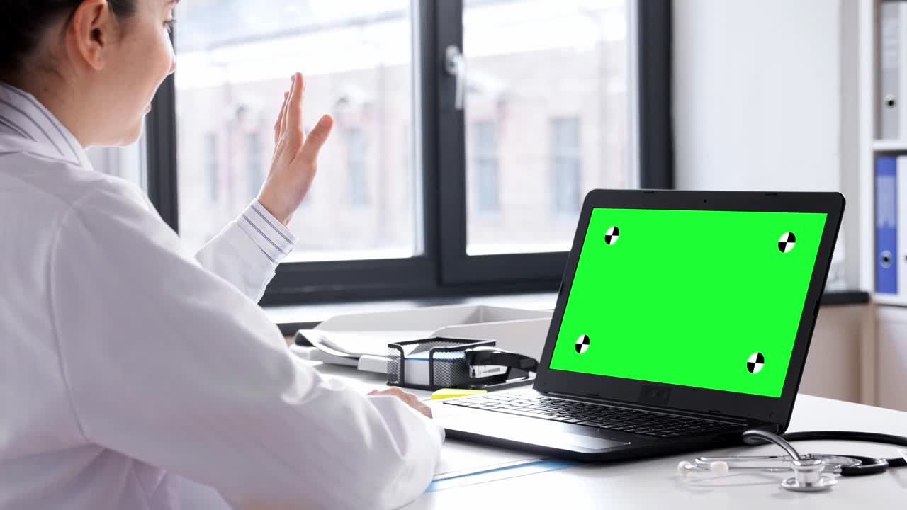 médico con computadora portátil haciendo una llamada de video en el hospital