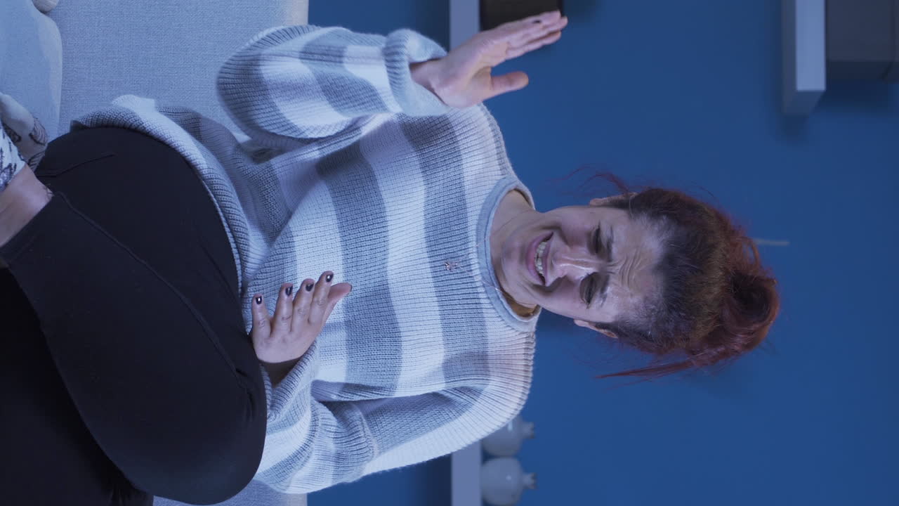 vídeo vertical de una mujer golpeándose a sí misma con un colapso nervioso.